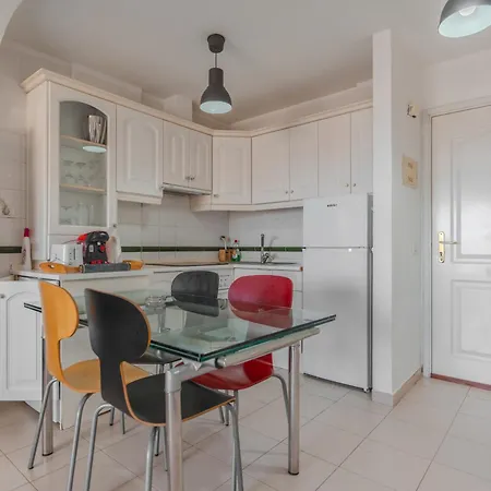 Zomero, Seaview & Wifi & Pool Appartement *